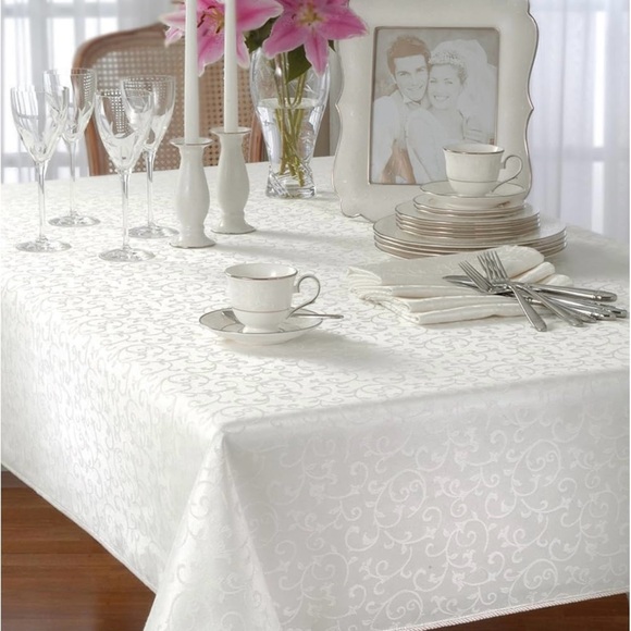 Lenox White Scroll Pattern Tablecloth - Picture 1 of 2